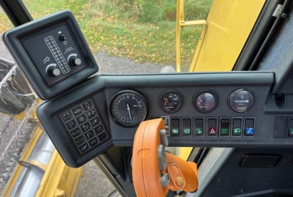 Moissonneuse-batteuse New Holland TC54 - Image 18