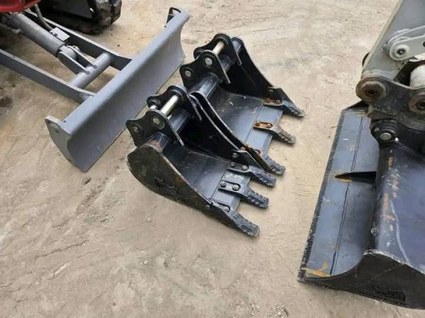 Mini Pelle TAKEUCHI TB216 / 1,7 TONNES - Image 3