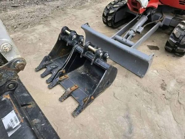 Mini Pelle TAKEUCHI TB216 / 1,7 TONNES - Image 12